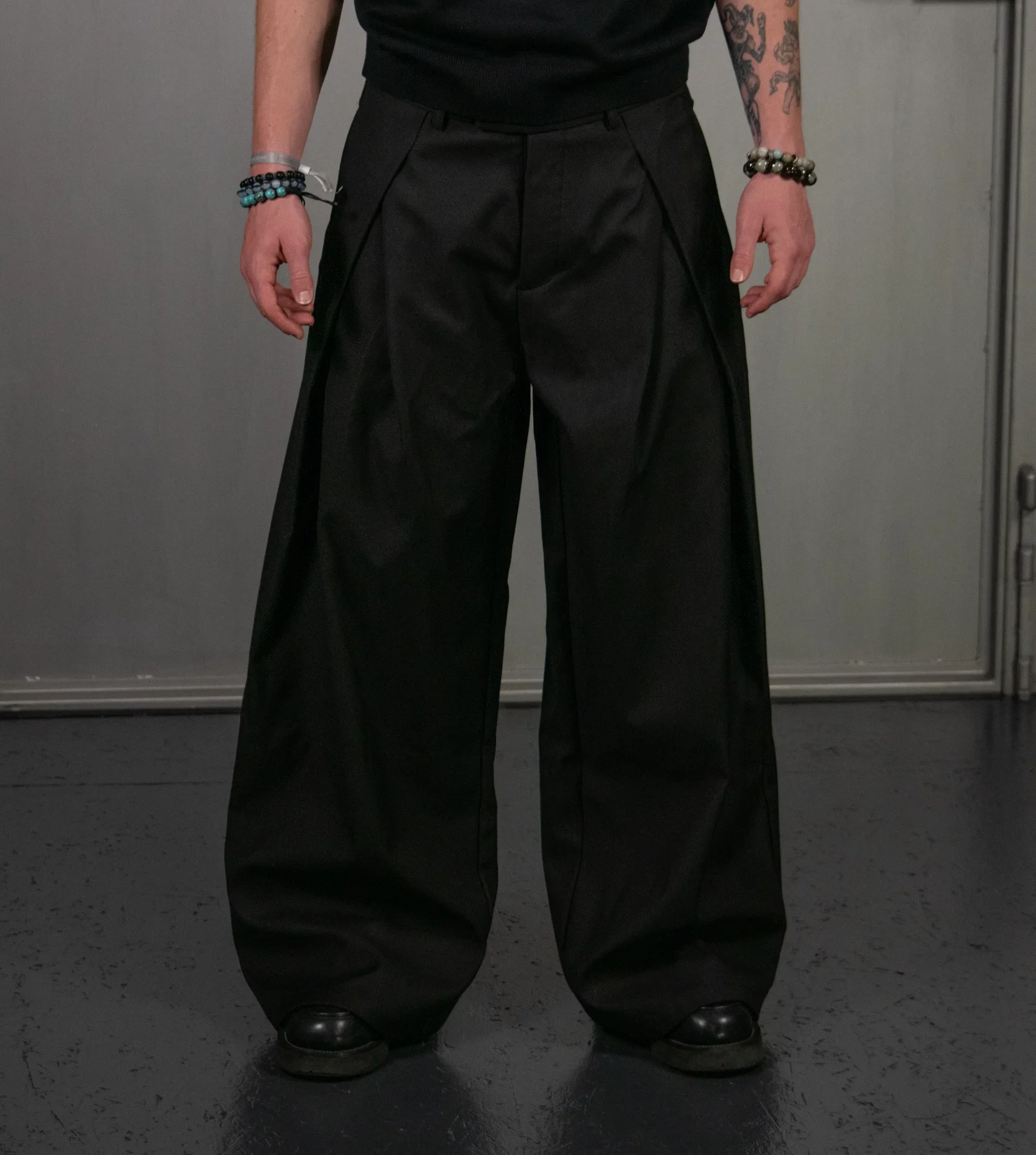 WIDE-LEG PLEATED TROUSERS