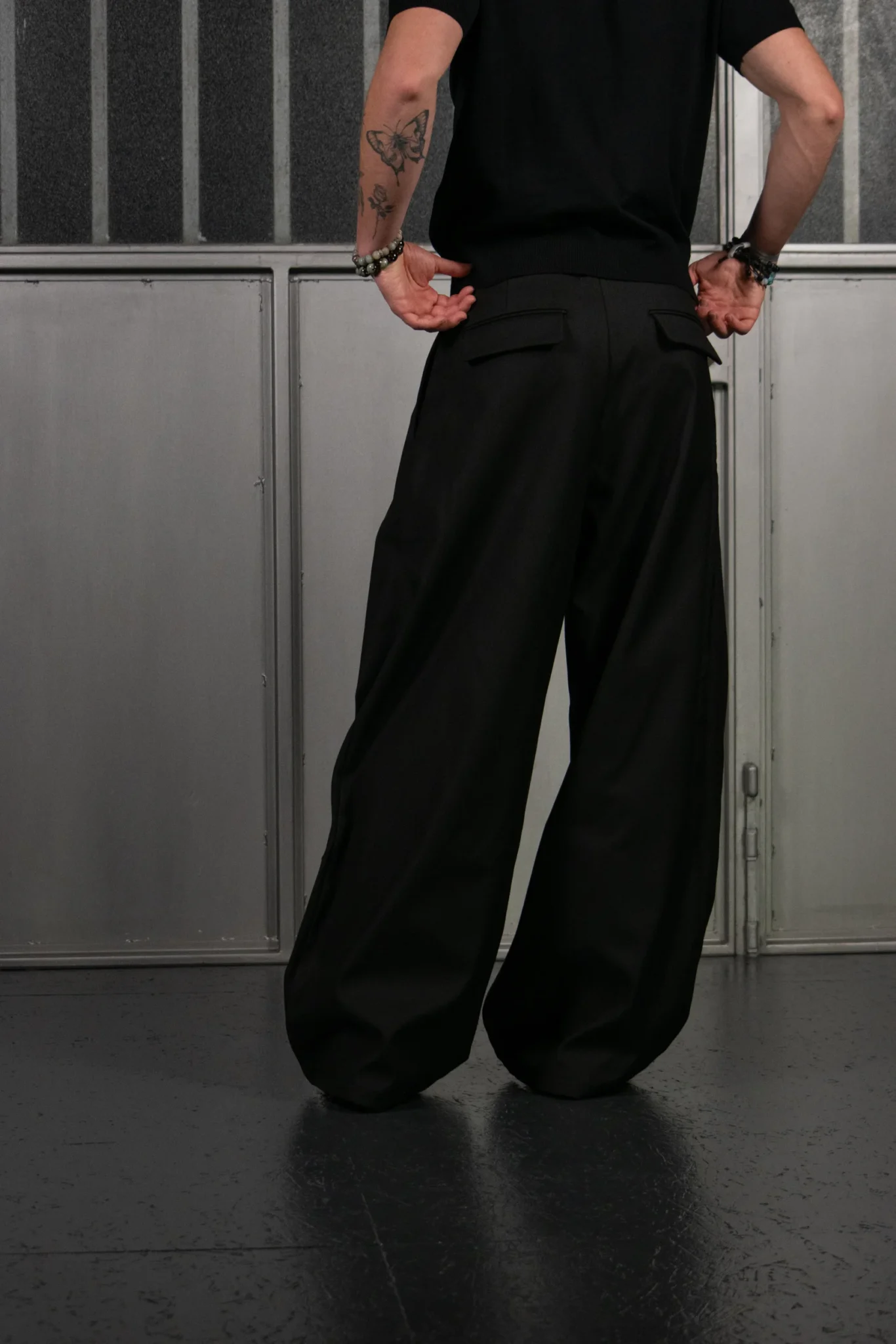 WIDE-LEG PLEATED TROUSERS