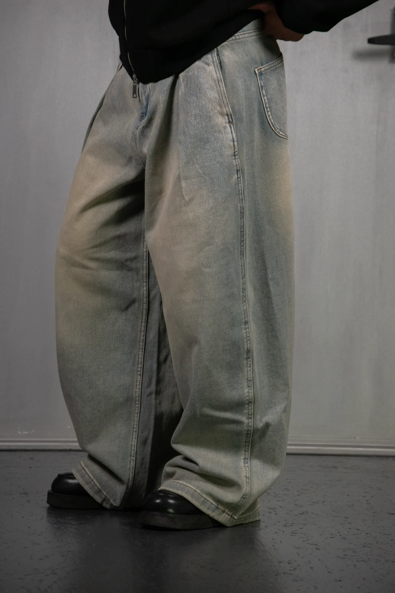 WIDE-LEG JEANS